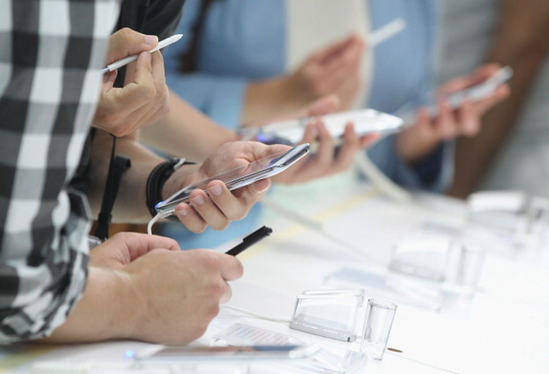 Galaxy S5 fingerprint scanner bypassed using old Apple Touch ID spoof