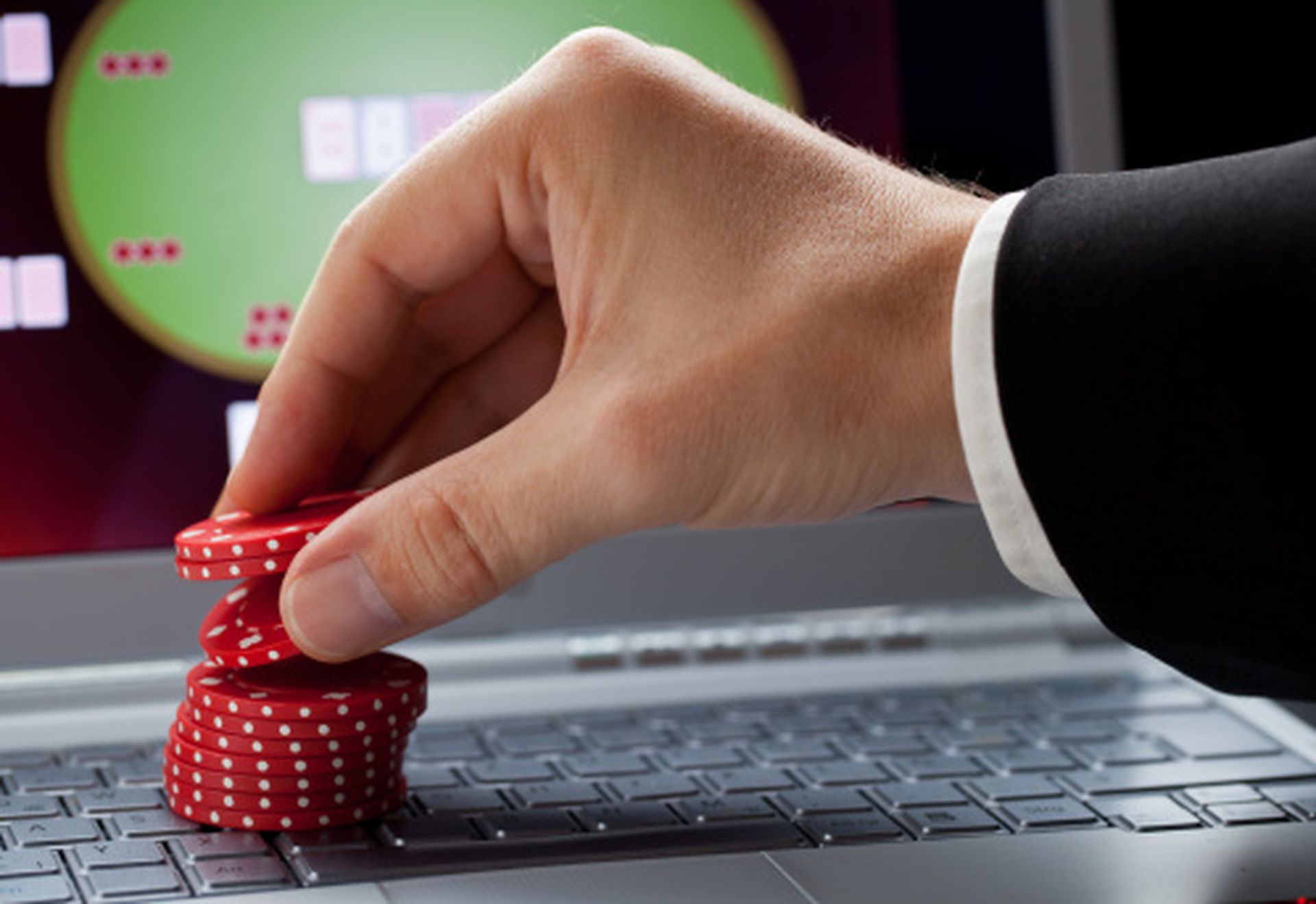 Miscreants infected a poker player's laptop malware that monitored his every online gambling move.