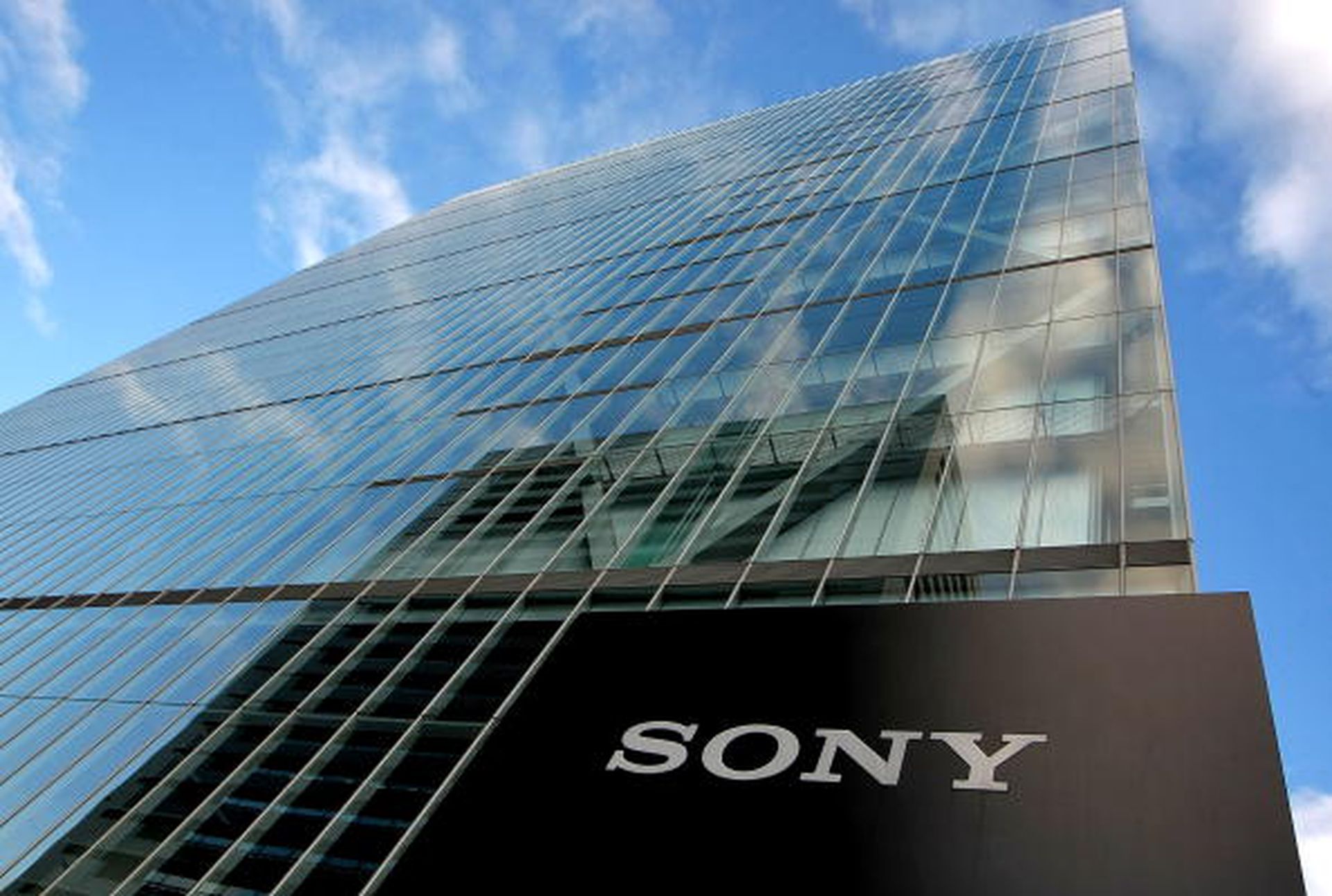 As leaks continue, Sony's legal team tells press to destroy 'stolen info'