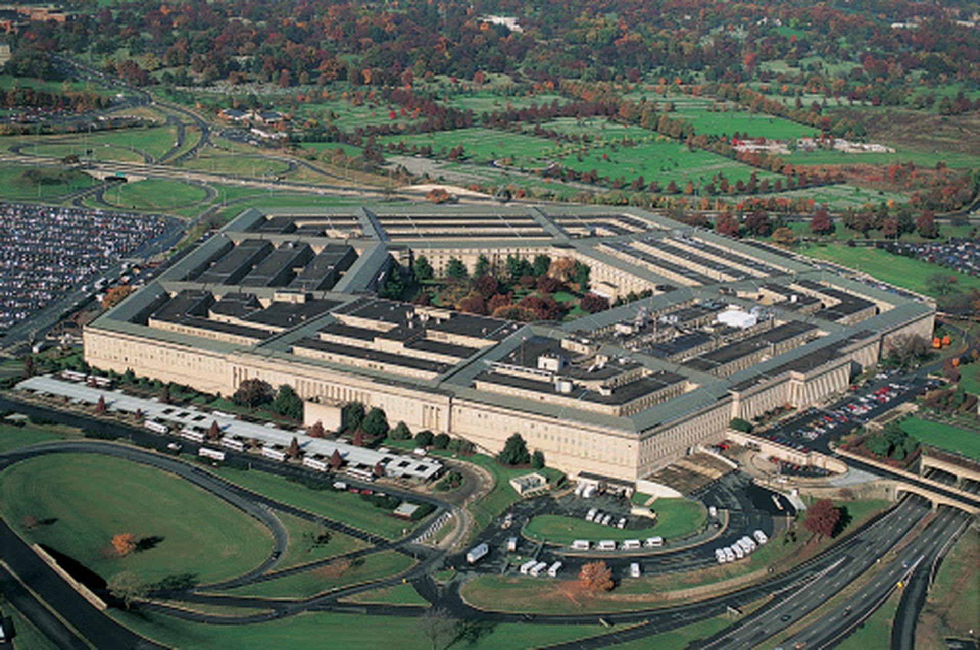 U.S. Defense Secretary Carter emphasizes culture change needed to hire fresh tech talent