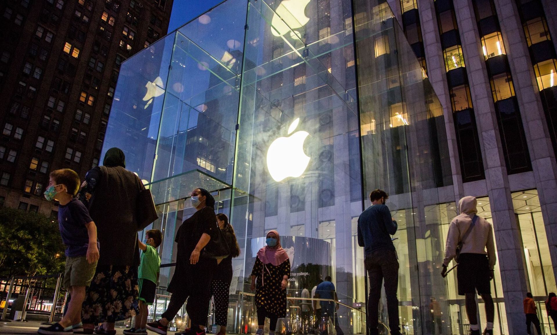 People line up outside the Apple store on Fifth Avenue. Apple’s notarization process, meant to protect users from malware, gives thumbs up to prolific Shlayer malwre. (Photo by Pablo Monsalve/VIEWpress via Getty Images)