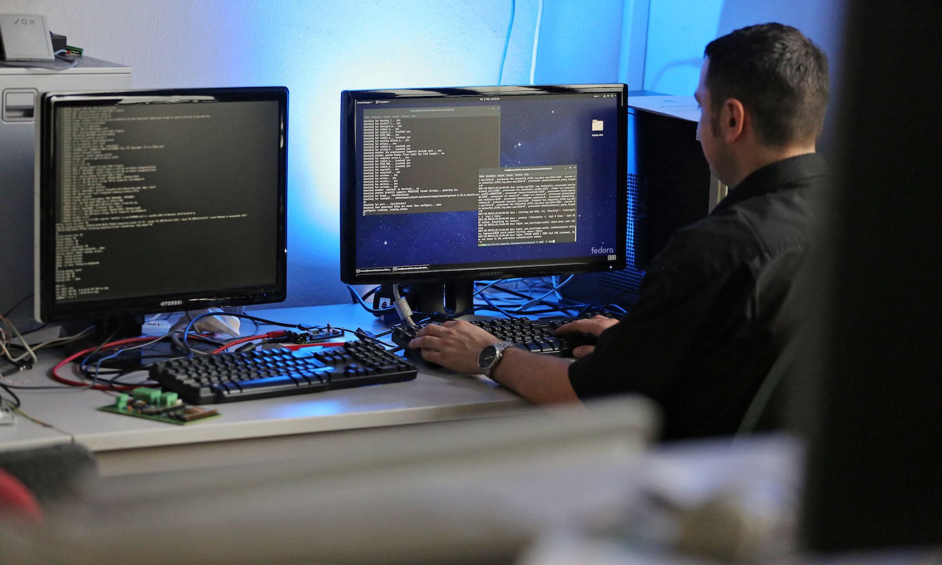 IT specialist Mario Haustein works on a computer with the operating system Linux at the computer center of the Technical University in Chemnitz, Germany, 8¬†March 2017. Many software applications of the TU¬†run on Linux-based systems. Thousands of guests from all over Europe are expected at the 19th Chemnitz Linux Days (11 &#8211; 12 March). Photo:...