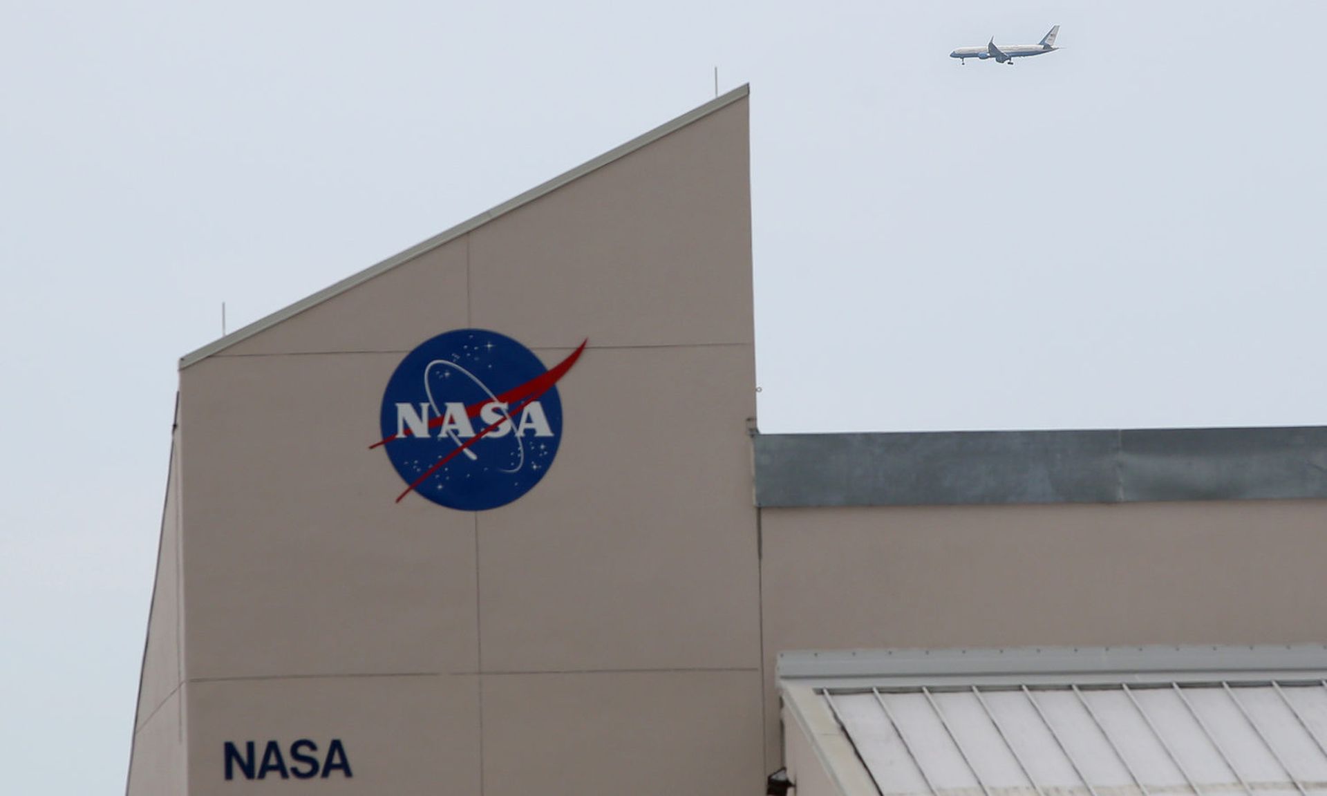 The airplane carrying US Vice President Mike Pence arrives at the Kennedy Space Center in Florida on May 27, 2020. &#8211; Pence and US President Donald travelled to Florida to see the historic first manned launch of the SpaceX Falcon 9 rocket with the Crew Dragon spacecraft, the first to launch from Cape Canaveral since the end of the space shuttl...