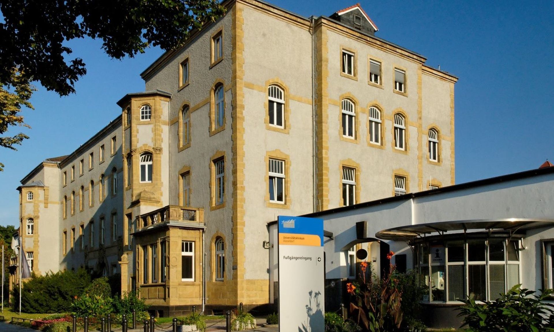 Administration and pedestrian entrance of the university hospital in Düsseldorf-Bilk, Germany. Servers at the facility were apparently involved in a ransomware attack that resulted in the death of a patient. (Wiegels via GNU Free Documentation License)