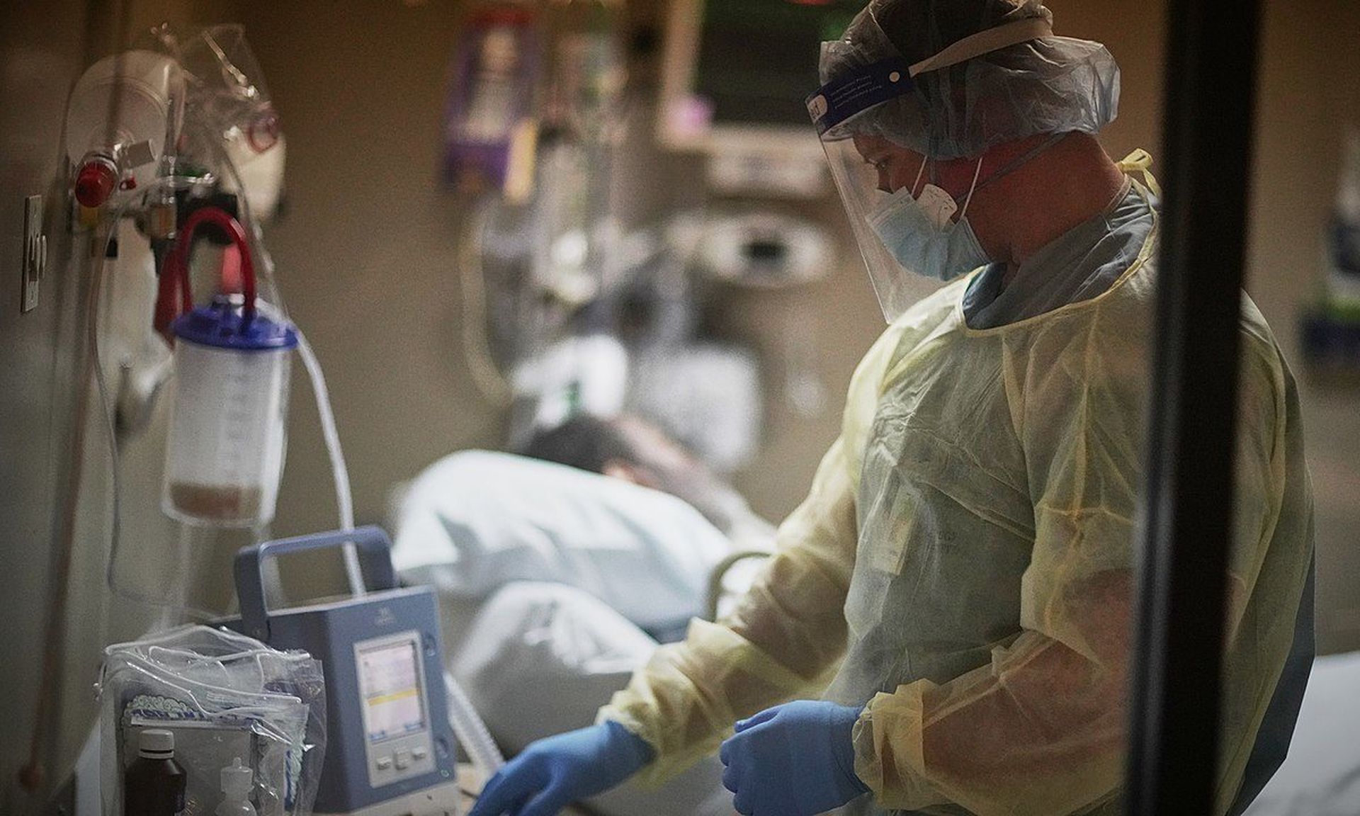 Medical worker checks on a patient connected to a ventilator during an ICU night shift at Baton Rouge General Mid City campus, April 28, 2020. (Cpl. Daniel R. Betancourt Jr./Marine Corps)