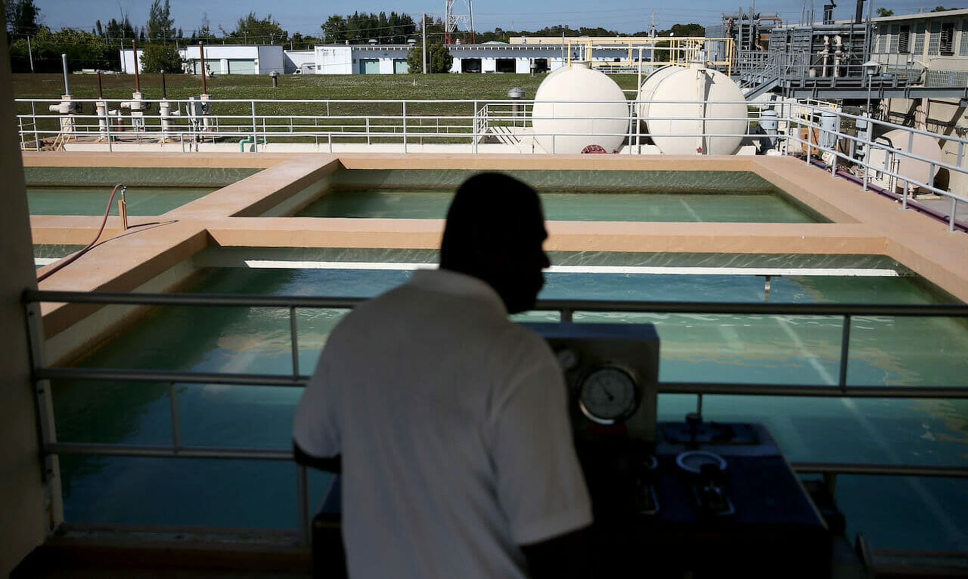 A treatment plant operator of the Miami Dade County Water Systems Operations, clears a water holding tank. (Photo by Joe Raedle/Getty Images)