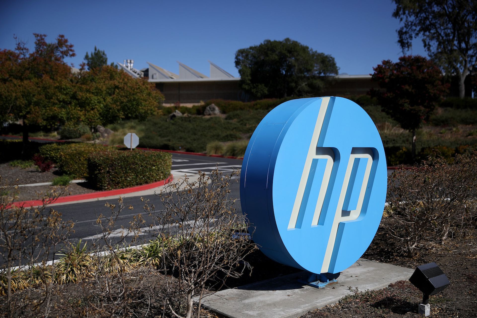 PALO ALTO, CALIFORNIA – OCTOBER 04: The Hewlett Packard (HP) logo is displayed in front of the office complex on October 04, 2019 in Palo Alto, California. HP announced plans to cut 7,000 to 9,000 jobs in an effort to save about $1 billion by the end of fiscal 2022. (Photo by Justin Sullivan/Getty Images)