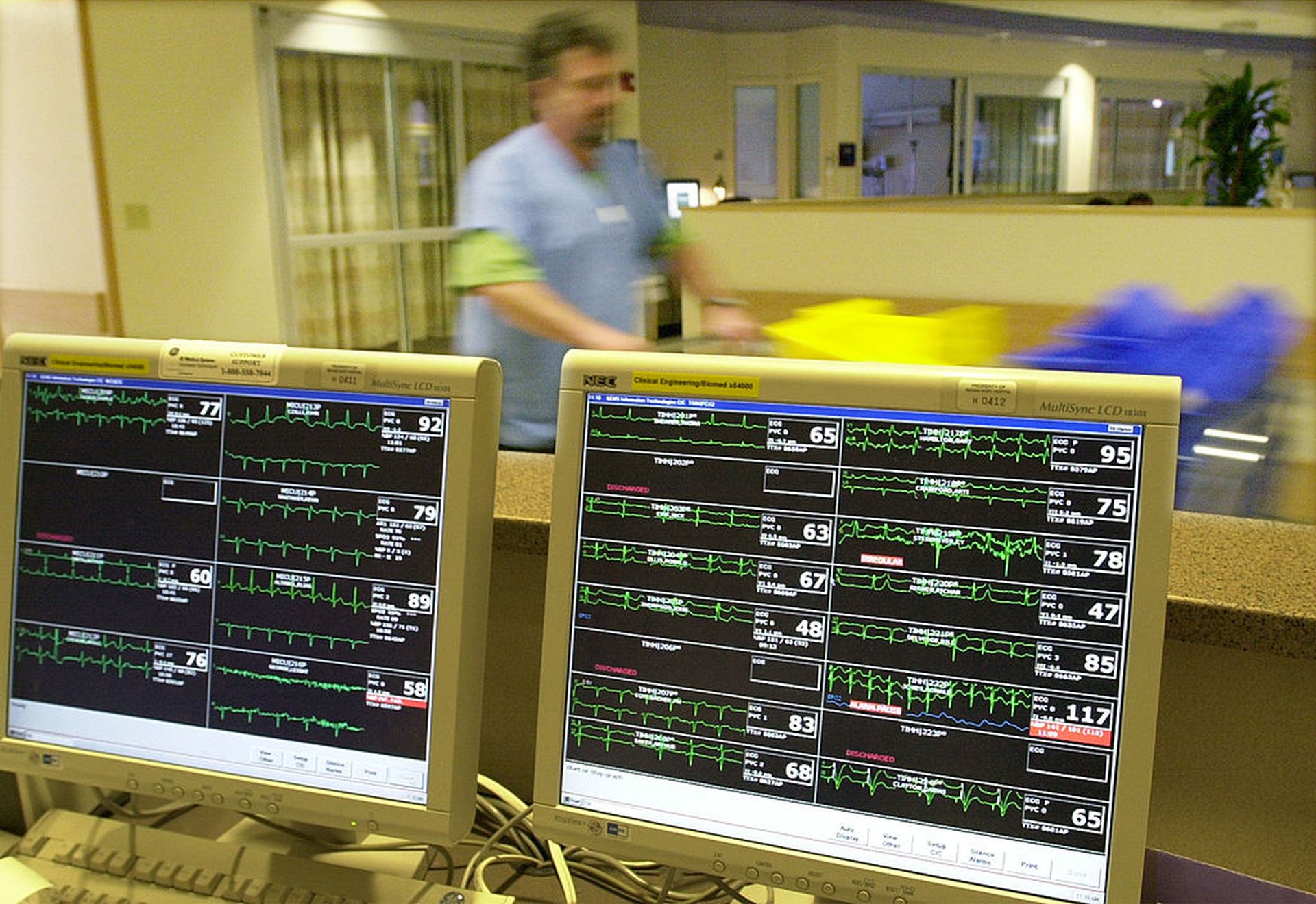 A hospital worker pushes a cart past the patient information center at the Indiana Heart Hospital April 1, 2003, in Indianapolis. (Photo by Mike Simons/Getty Images)