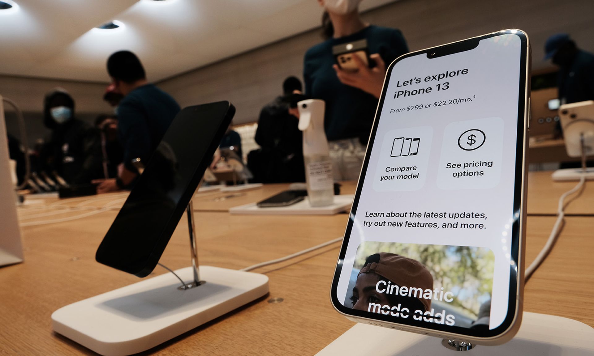 People shop at the Fifth Avenue Apple Store during the launch of Apple’s iPhone 13 on Sept. 24, 2021, in New York City. (Photo by Spencer Platt/Getty Images)