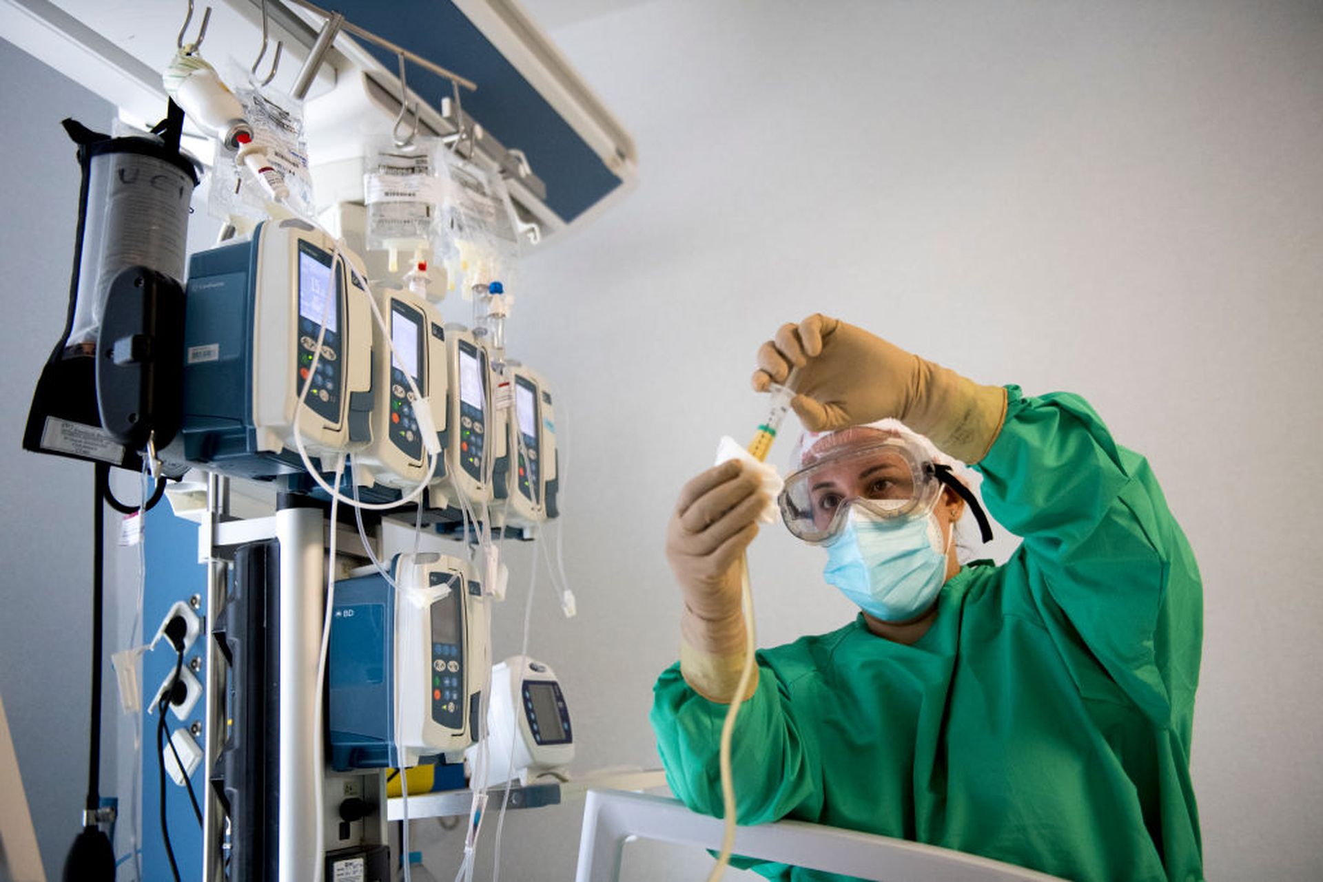 ELCHE, SPAIN &#8211; NOVEMBER 06: A nurse puts medication in a patient admitted to the box of an ICU of the Vinalopo University Hospital on November 06, 2020 in Elche, Spain. As opposed to France, Great Britain and Germany, which have imposed a second coronavirus nationwide lockdown, the Spanish government has adopted regional measures to combat th...