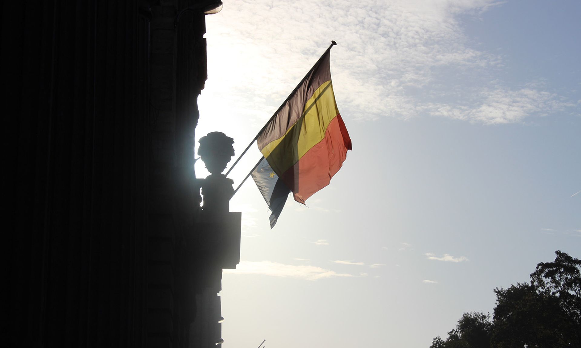 The Belgian and EU flags fly on a building. (Sollebrunnarn, CC BY-SA 4.0, via Wikimedia Commons)