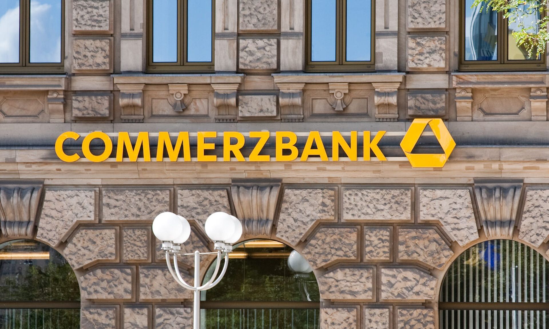 DreBa Zertifikatsvergabe mi Hr. Herrlein (&#8220;Photo: Commerzbank AG&#8221;)