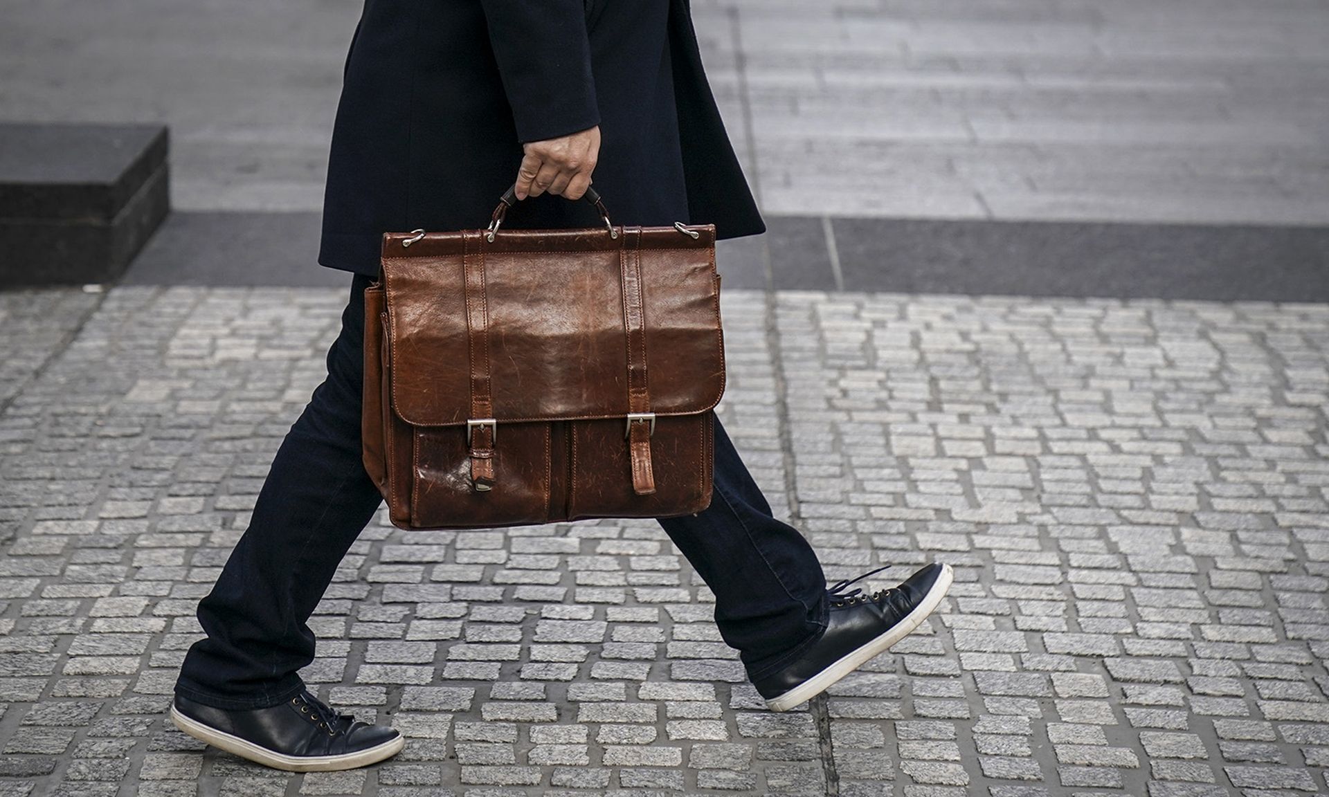 A man carries a briefcase as he walks through the Financial District on Jan. 4, 2019, in New York City. (Photo by Drew Angerer/Getty Images)