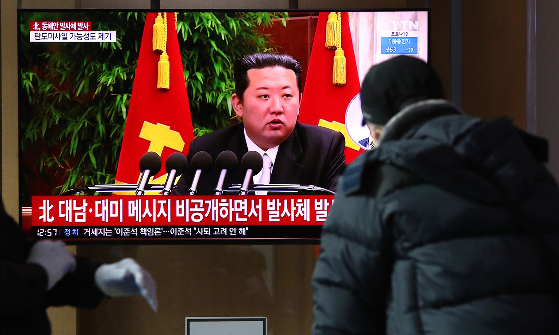 People watch a Jan. 5 television broadcast reporting on North Korean leader Kim Jong-un at the Seoul Railway Station in Seoul, South Korea. (Photo by Chung Sung-Jun/Getty Images)