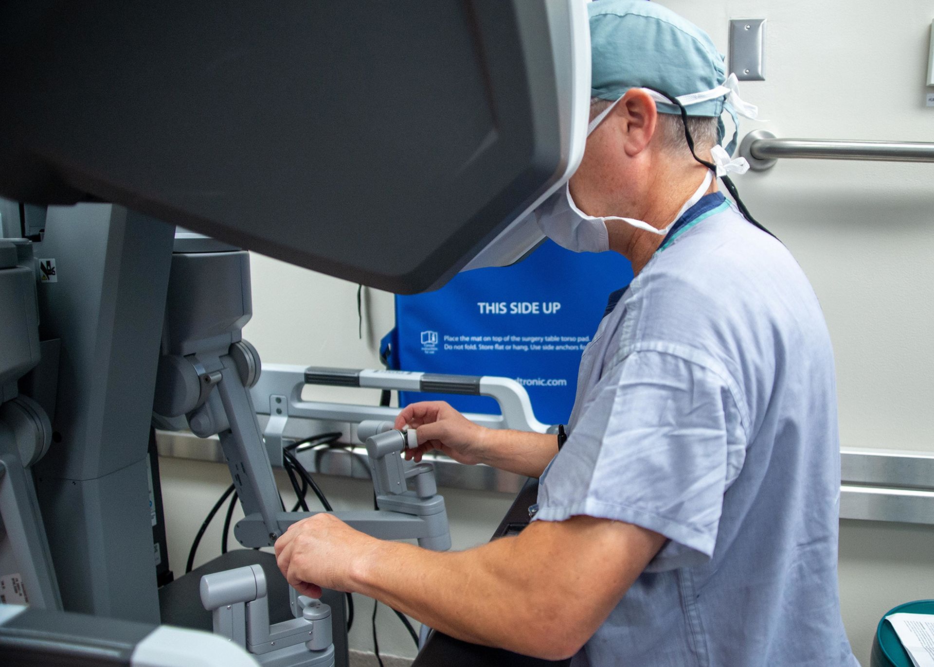 A doctor at the Navy Medicine Readiness and Training Command at San Diego’s Virtual Medical Operations Center uses a robotic surgical system during a robotic-assisted gallbladder removal surgery on May 16. (Mass Communication Specialist 3rd Class Mariterese Merrique/Navy)