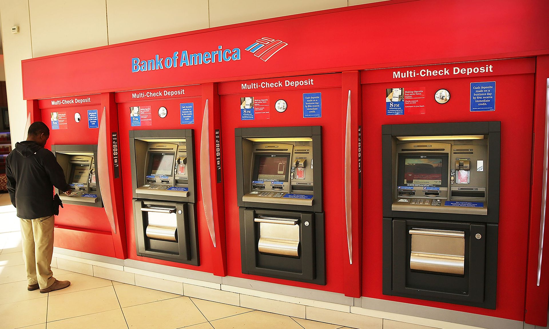 A man uses an ATM at a Bank of America branch on April 16, 2014, in New York City. (Photo by Spencer Platt/Getty Images)