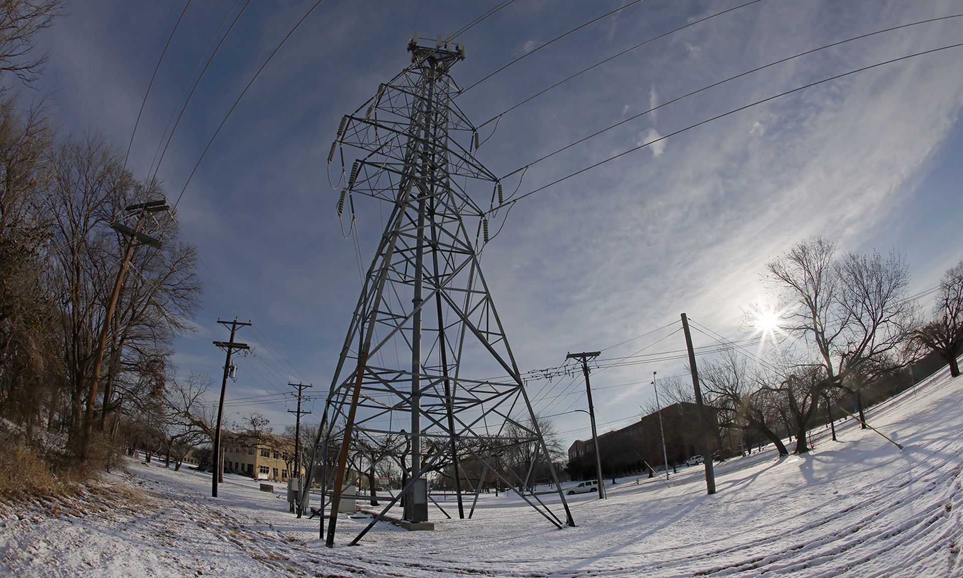 A transmission tower supports power lines after a snow storm on Feb. 16, 2021, in Fort Worth, Texas. (Photo by Ron Jenkins/Getty Images)