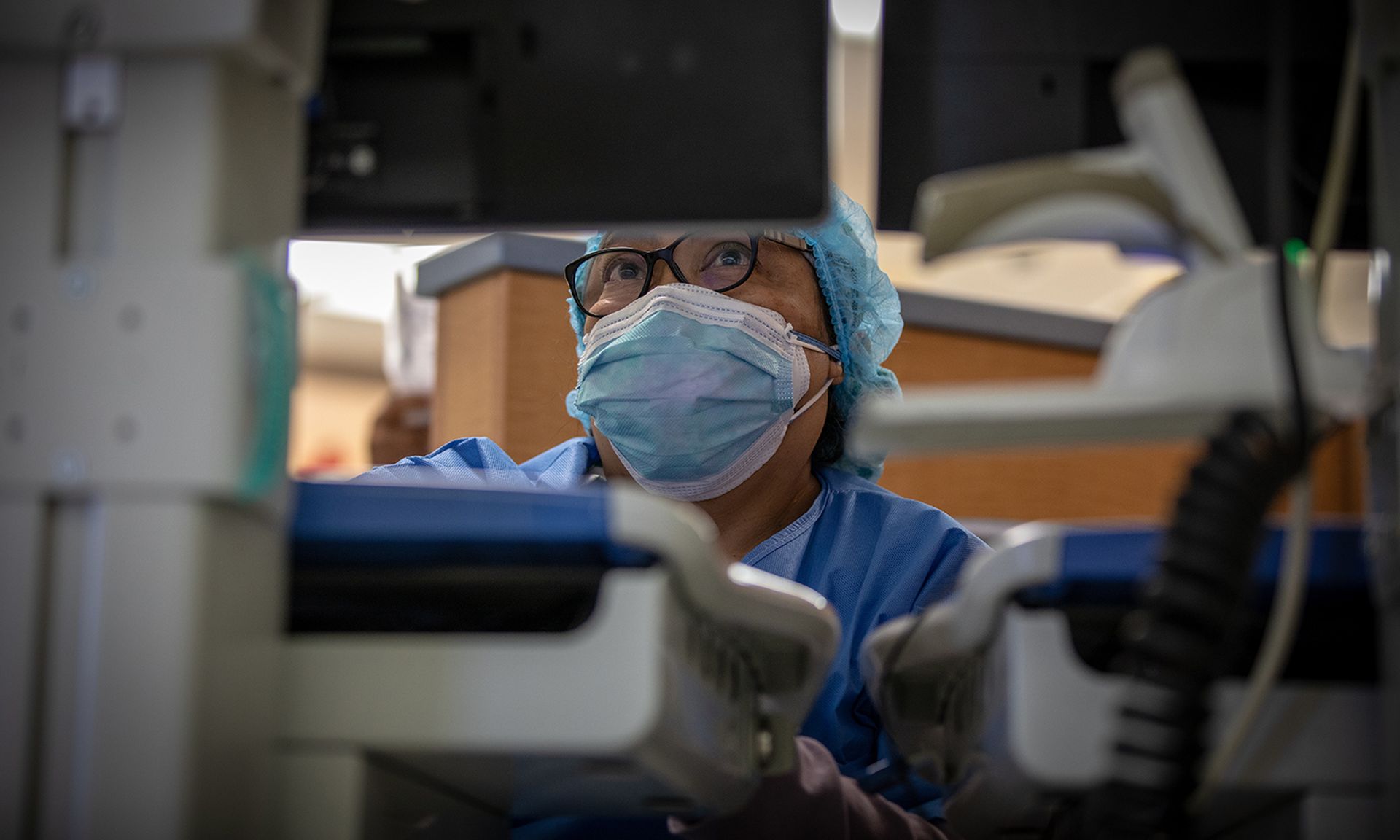 Armela Manas, a registered nurse, uses a computer on wheels at University Hospital in Newark, N.J., May 7, 2020. (U.S. Army photo by Spc. Miguel Pena)