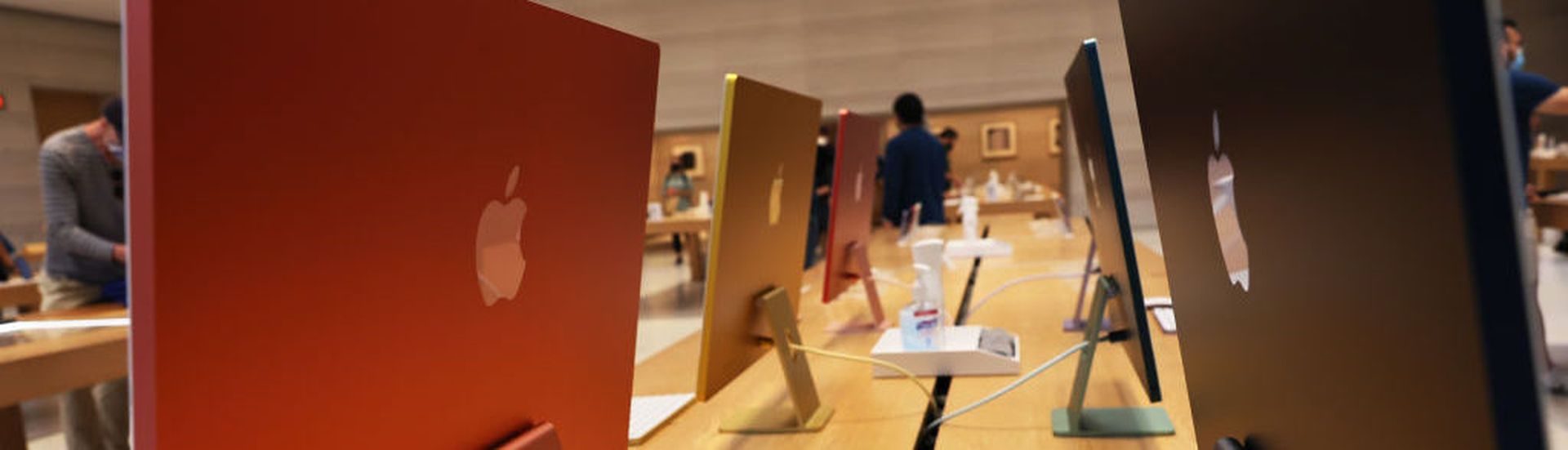 NEW YORK, NEW YORK &#8211; MAY 21: Recently released iMac color computers are seen at the 5th Avenue Apple store on May 21, 2021 in New York City. Apple recently launched new consumer products. (Photo by Michael M. Santiago/Getty Images)