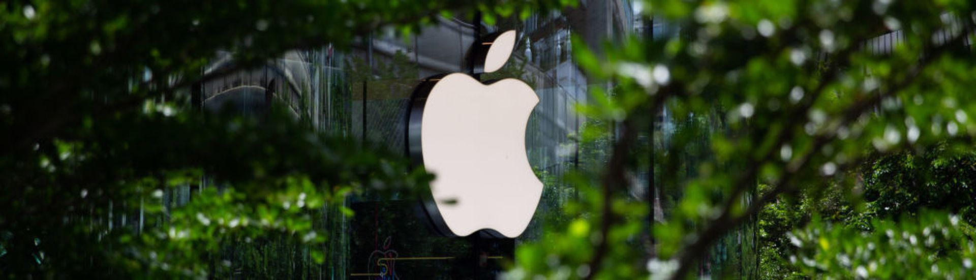 BANGKOK, THAILAND &#8211; JULY 31:  The Apple logo shining on the front of Apple Central World on the stores opening day on July 31, 2020 in Bangkok, Thailand. Apple&#8217;s second, and largest, retail location opened today at the Central World shopping mall in Bangkok, Thailand.Ê Crowds lined up in socially distanced queues after being temperature...