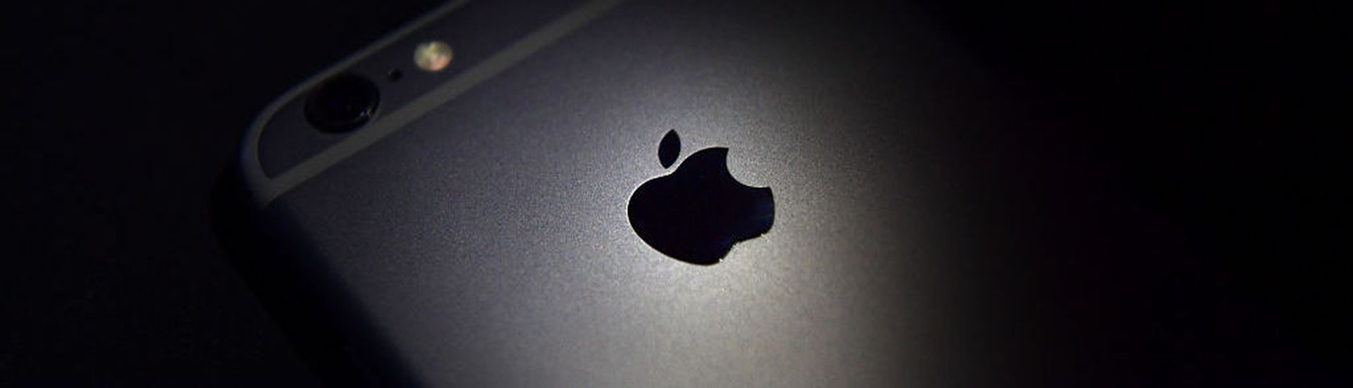 LONDON, ENGLAND &#8211; AUGUST 03:  The Apple logo is displayed on the back of an iPhone on August 3, 2016 in London, England.  (Photo by Carl Court/Getty Images)