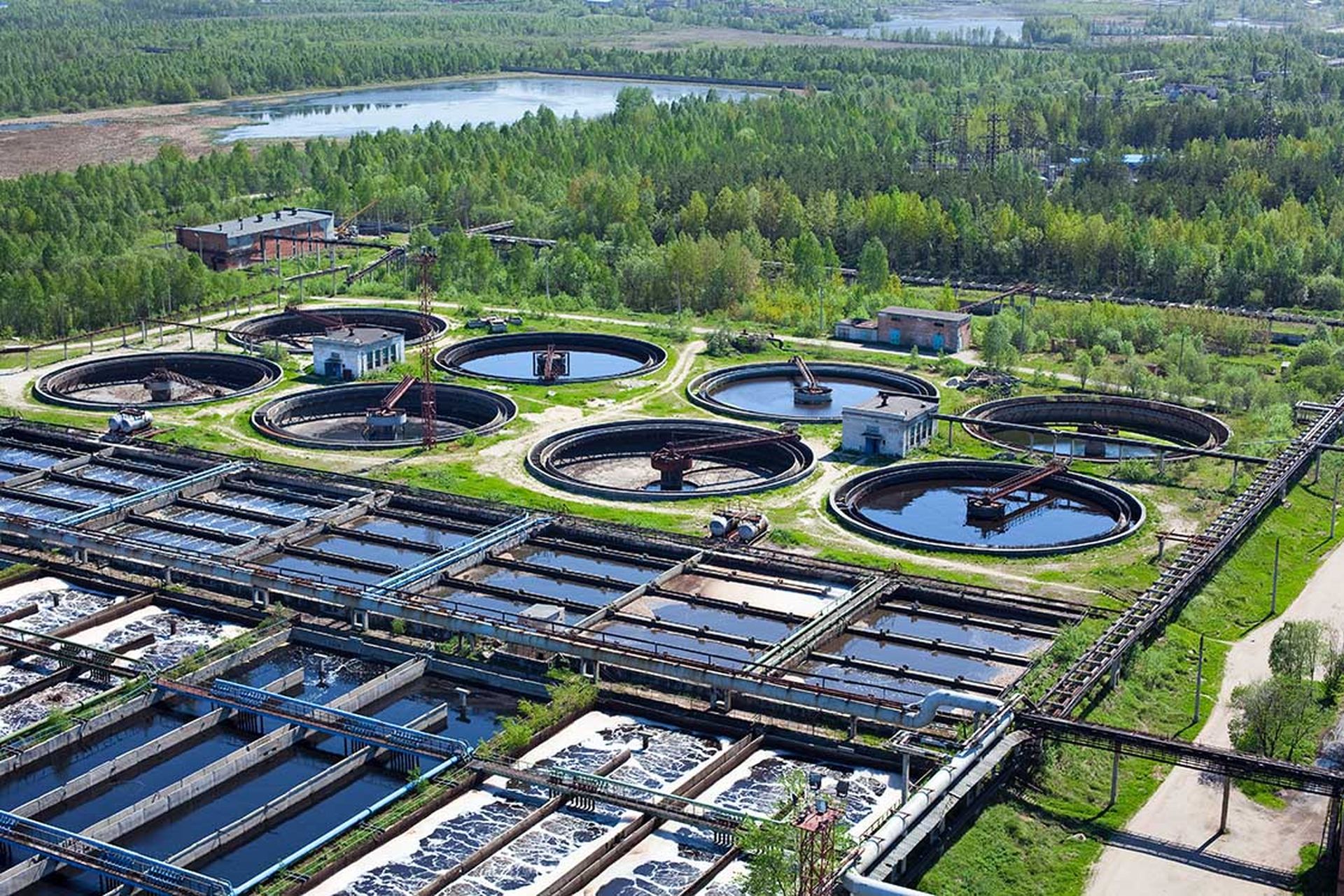 Biological water treatment plant with a round settlers