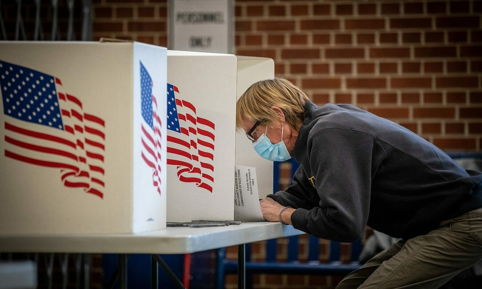 Voters in Des Moines cast their ballots at Roosevelt High School. (Phil Roeder/CC BY 2.0)