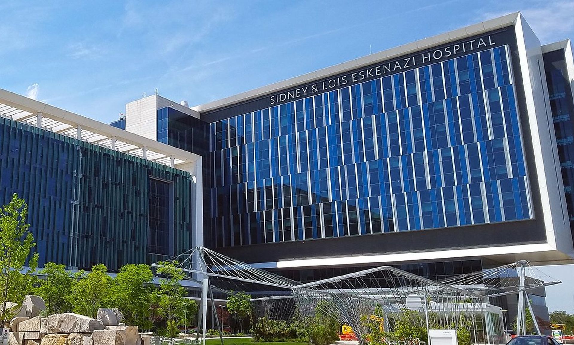 The Sidney and Lois Eskenazi Hospital is pictured at Eskenazi Avenue and Dr. Harvey Middleton Way in Indianapolis, Indiana, USA.  (Momoneymoproblemz/CC BY-SA 4.0)