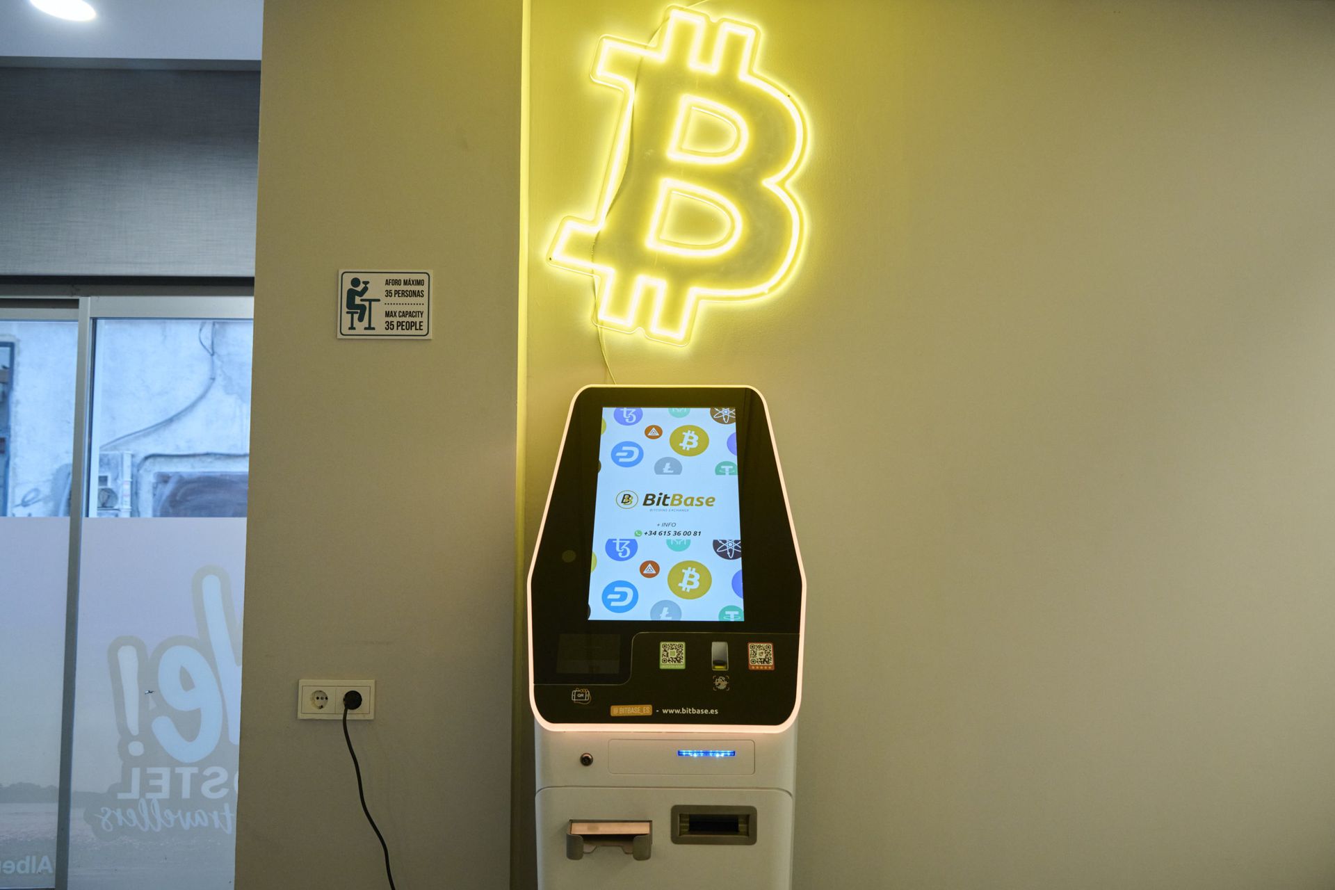PALMA DE MALLORCA, SPAIN &#8211; AUGUST 09: A Bitcoin ATM is displayed at the We Hostel Gomila on August 09, 2021 in Palma de Mallorca, Spain. (Photo by Carlos Alvarez/Getty Images)