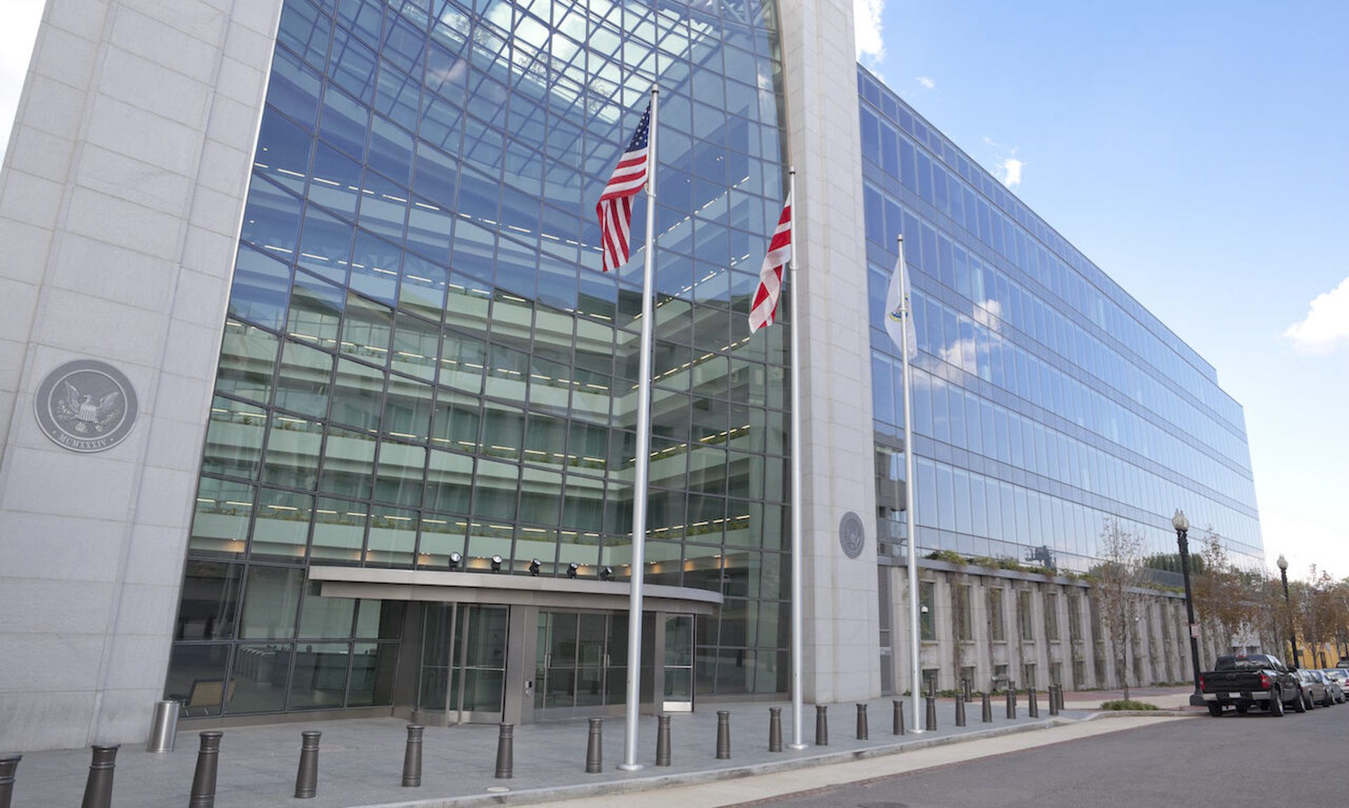 The SEC warned of attacks on client credentials in the fall of 2020, one of the trends that today’s columnist, Stephen Topliss of LexisNexis Risk Solutions, says has continued in 2021, along with automated attacks to steal identities and brute force attacks to access accounts. (Credit: Getty Images)