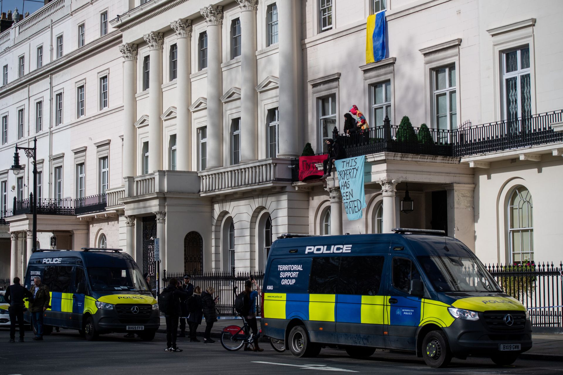 LONDON, ENGLAND &#8211; MARCH 14: Protesters occupy a building reported to belong to Russian oligarch Oleg Deripsaka on March 14, 2022 in London, England. Overnight, protesters broke into 5 Belgrave Square, which reportedly belongs to the family of Oleg Deripaska, a wealthy Russian recently sanctioned by the UK government as part of its response to...