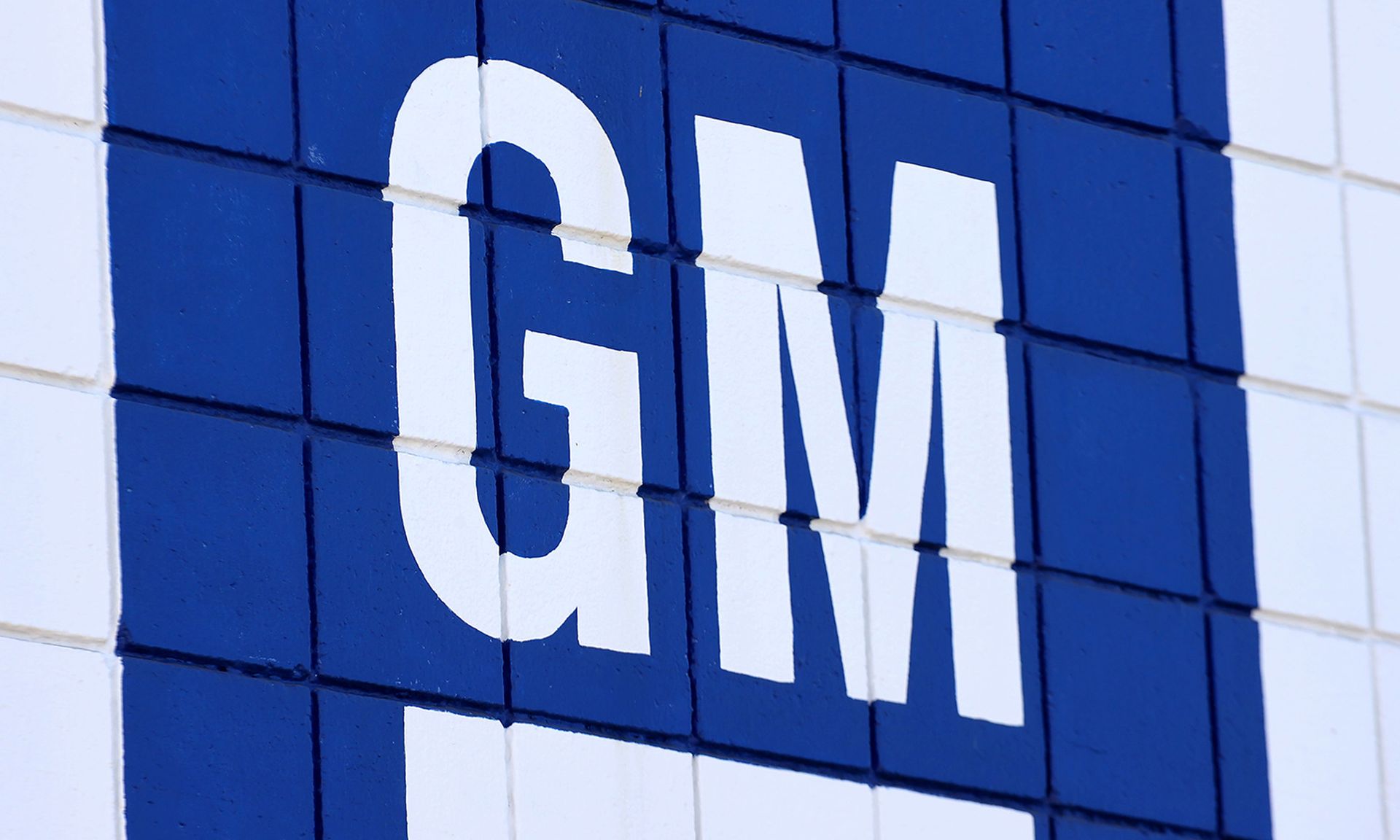 The General Motors logo is displayed at a Chevrolet dealership on Aug. 4, 2021, in Burbank, Calif. (Photo by Mario Tama/Getty Images)