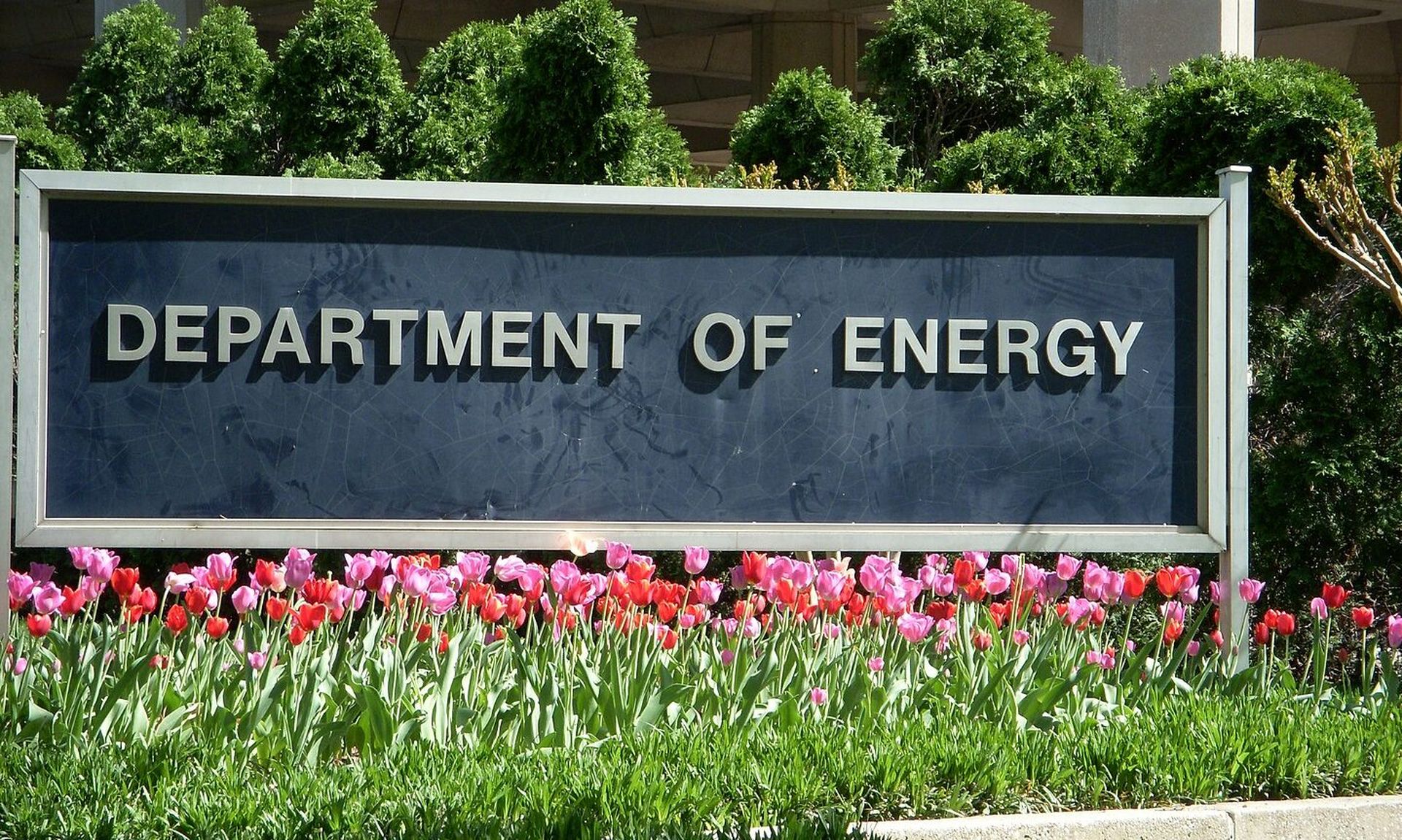 Sign at the James V. Forrestal Building — for the headquarters of the United States Department of Energy (DOE), in Southwest Washington, D.C. (JSquish, CC BY-SA 3.0 , via Wikimedia Commons)