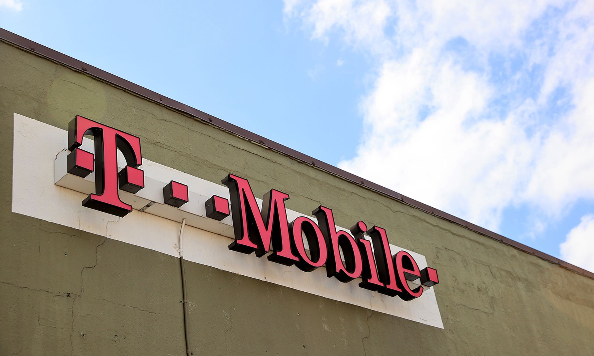A T-Mobile retail store is seen Aug. 18, 2021, in Arlington, Va. (Photo by Chip Somodevilla/Getty Images)
