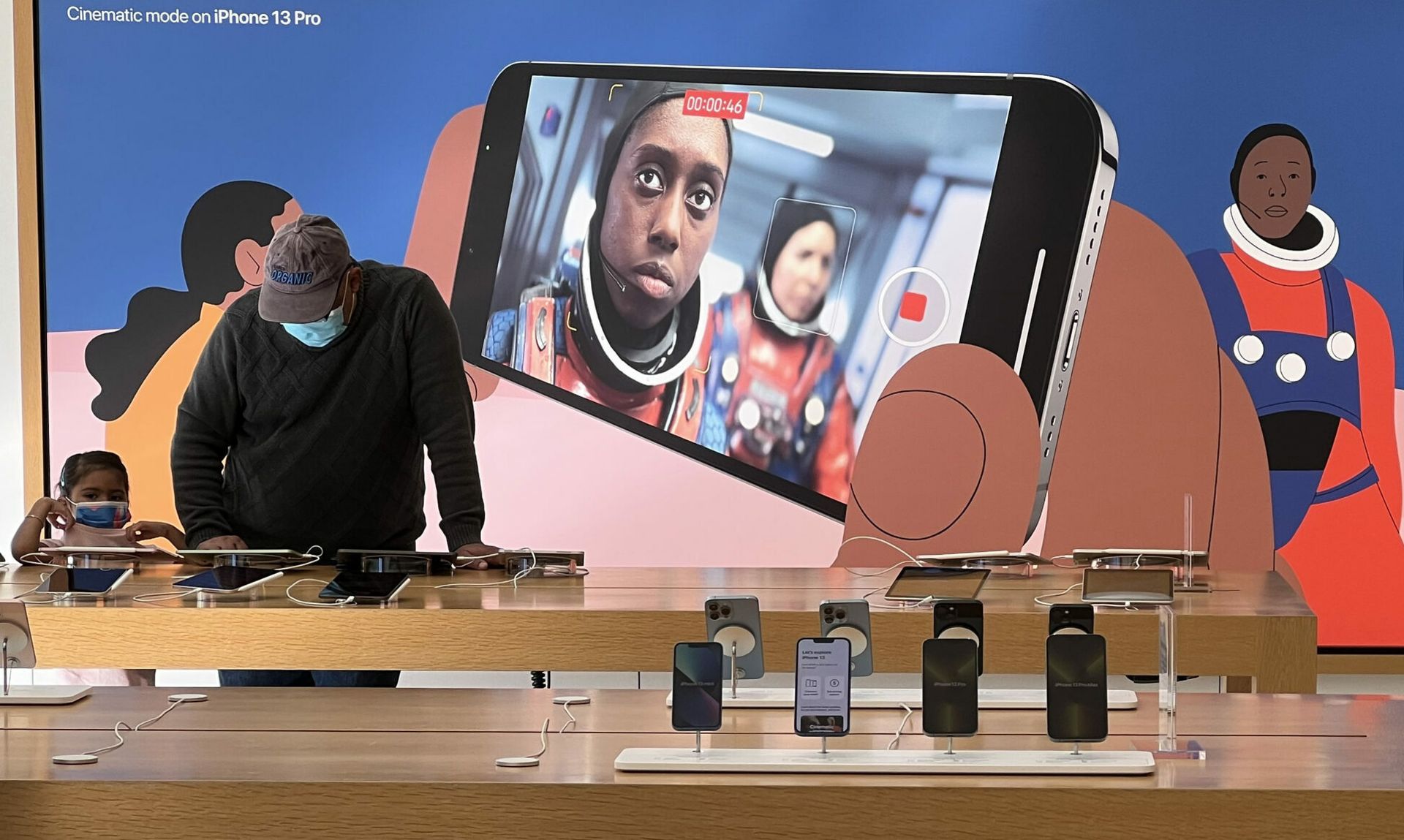 CORTE MADERA, CALIFORNIA &#8211; JANUARY 27:  New iPhone 13s are displayed at an Apple store on January 27, 2022 in Corte Madera, California. Apple reported record first-quarter earnings with $123.9 billion in overall revenue and $34.6 billion in profit. (Photo by Justin Sullivan/Getty Images)