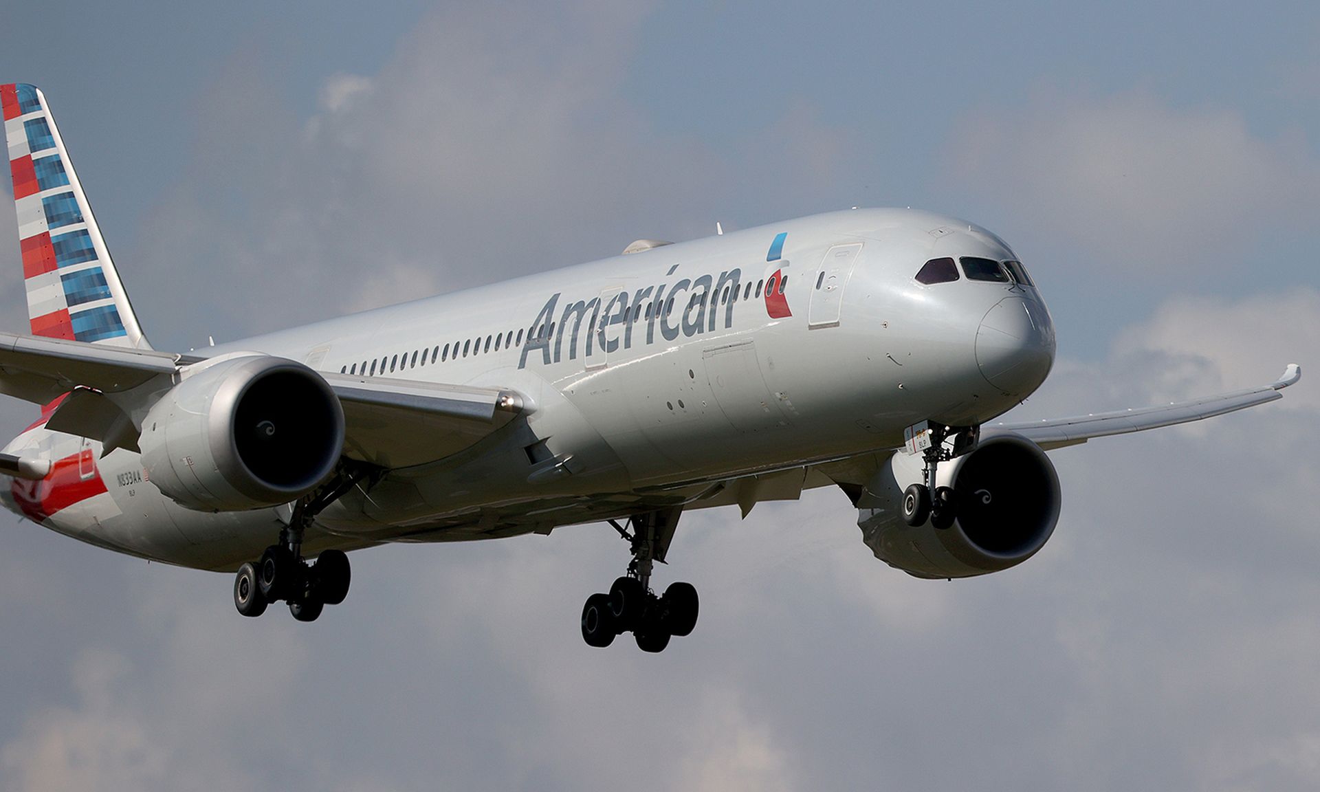 An American Airlines Boeing 787-9 Dreamliner approaches for a landing.