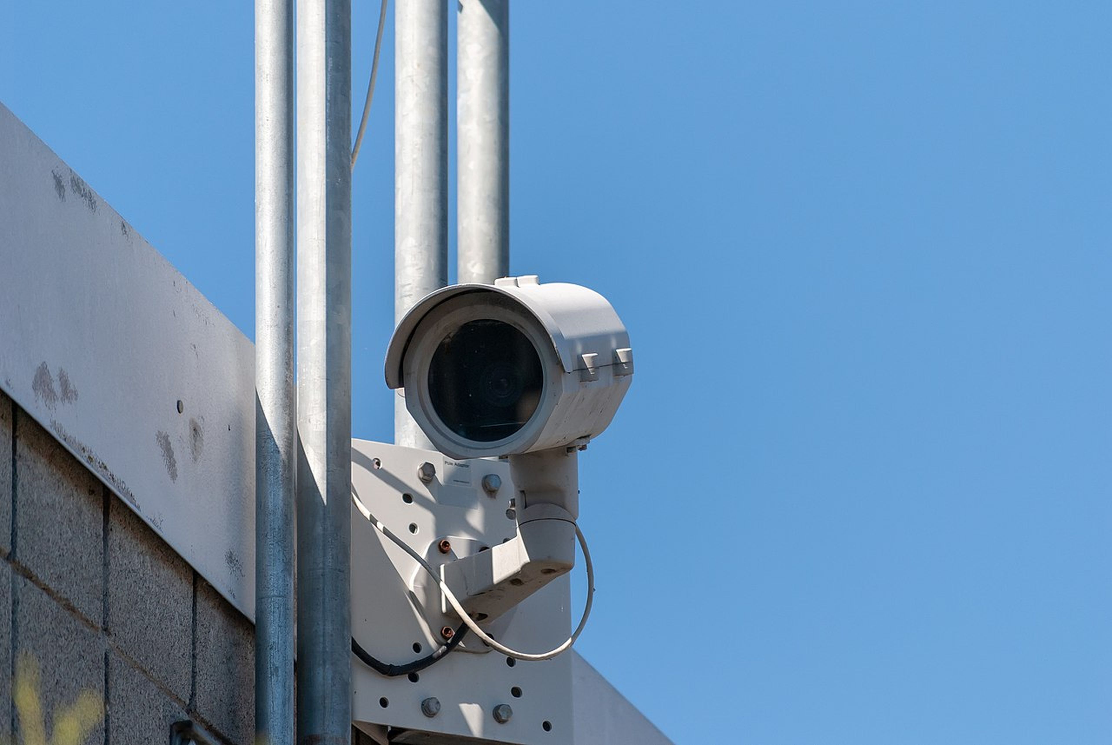A security camera located on the Mount Vernon river walk in Washington. SC Media is not suggesting that this particular camera uses ThroughTek&#8217;s Kalay protocol. (© Cody Logan / Wikimedia Commons / &#8220;Security camera, September 2018&#8221;)