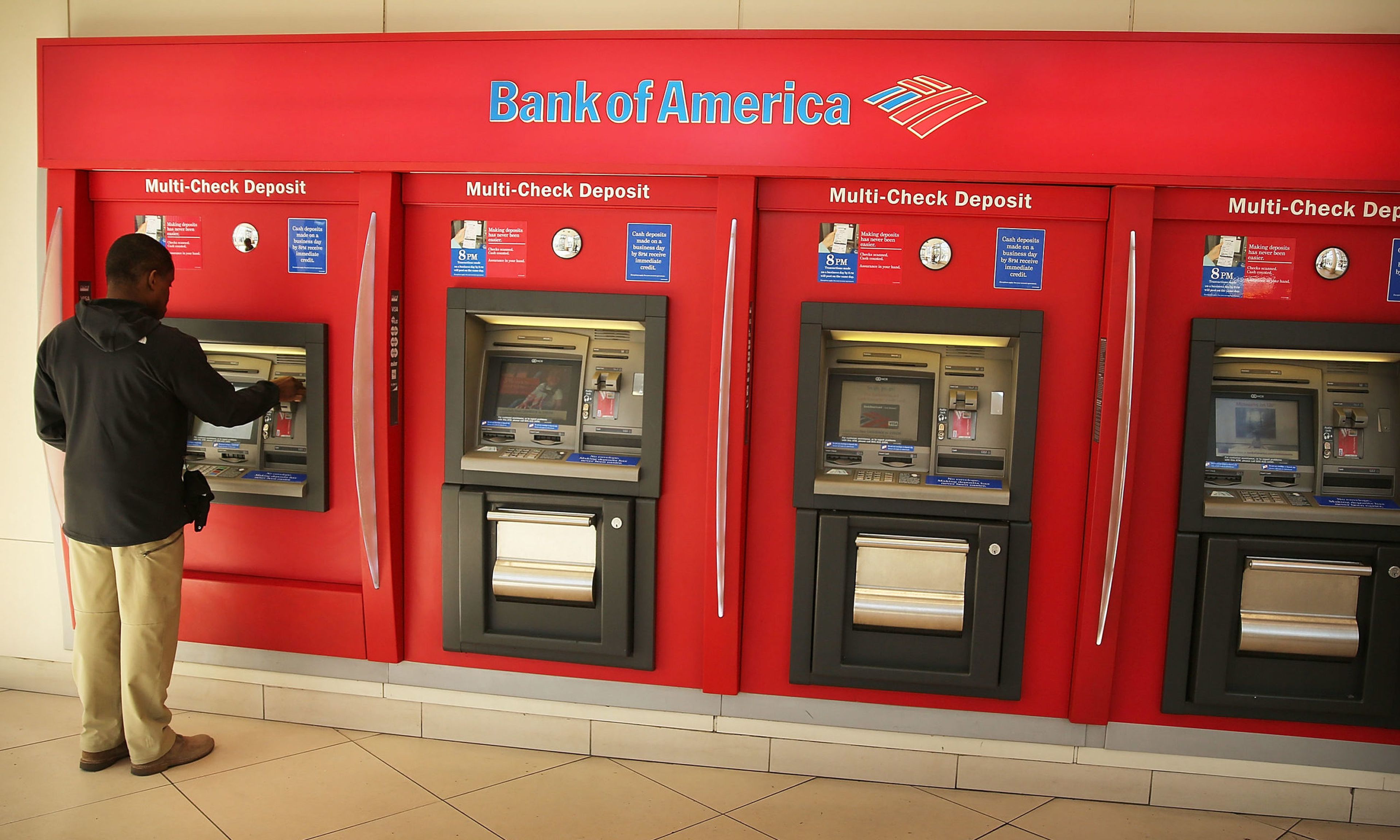 A man uses an ATM at a Bank of America branch on April 16, 2014, in New York City. (Photo by Spencer Platt/Getty Images)