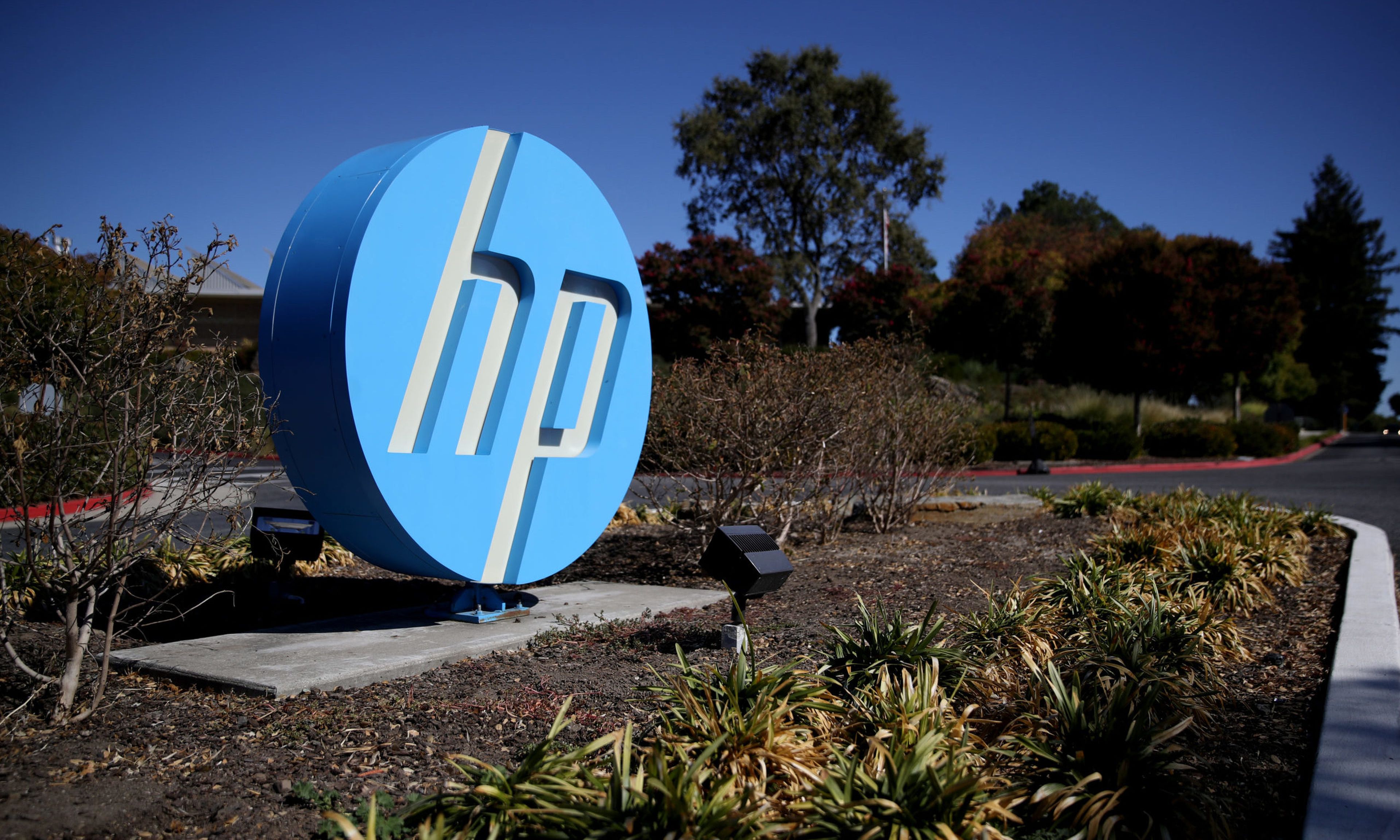 PALO ALTO, CALIFORNIA &#8211; OCTOBER 04: The Hewlett Packard (HP) logo is displayed in front of the office complex on October 04, 2019 in Palo Alto, California. HP announced plans to cut 7,000 to 9,000 jobs in an effort to save about $1 billion by the end of fiscal 2022. (Photo by Justin Sullivan/Getty Images)