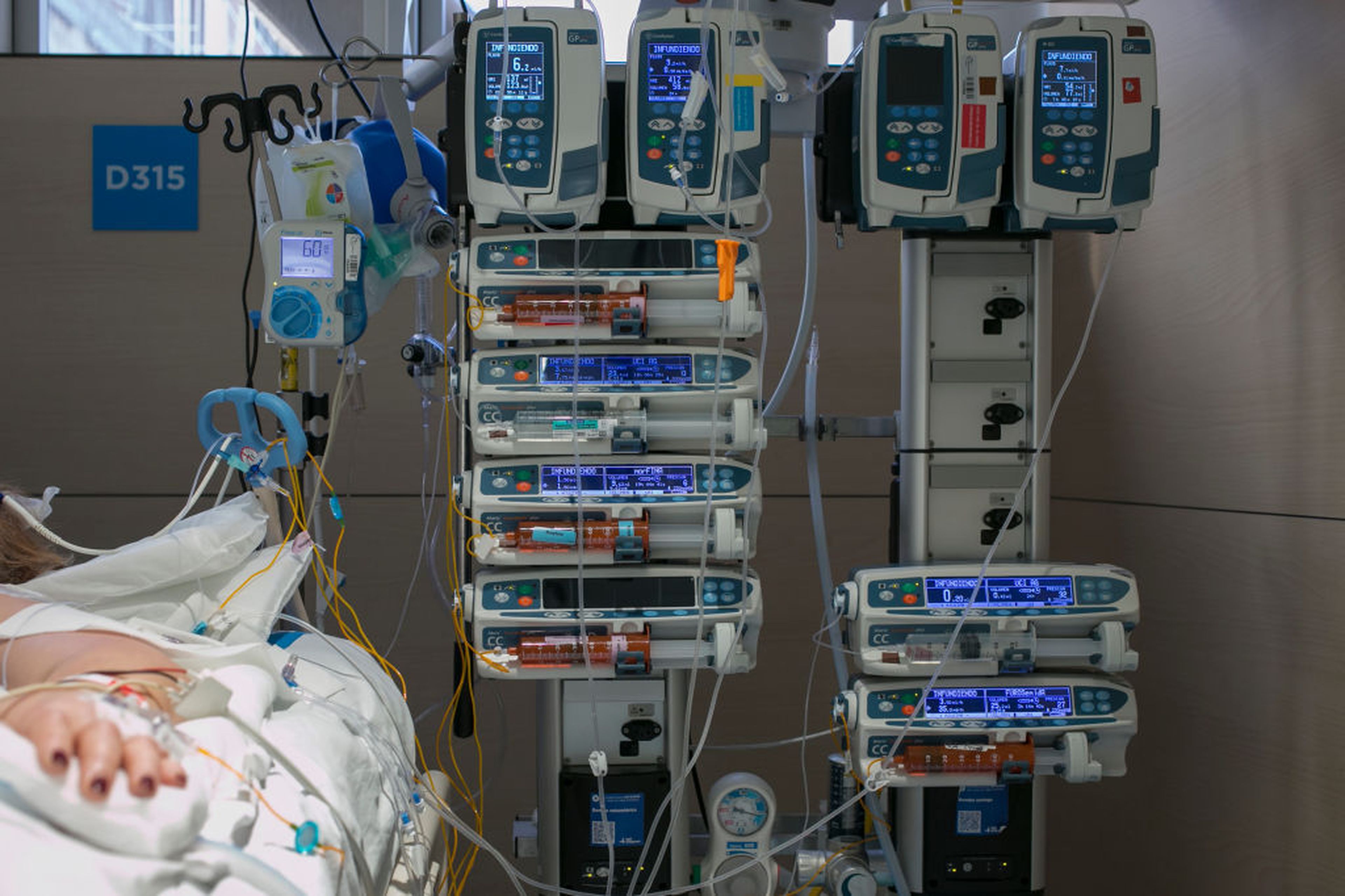 Medical devices are a crucial piece to any healthcare delivery organizations, but remain a key security risk for the sector. New HSCC guidance targets the relationship between manufacturers and delivery organizations beginning at the contract process. (Photo by Manuel Medir/Getty Images)