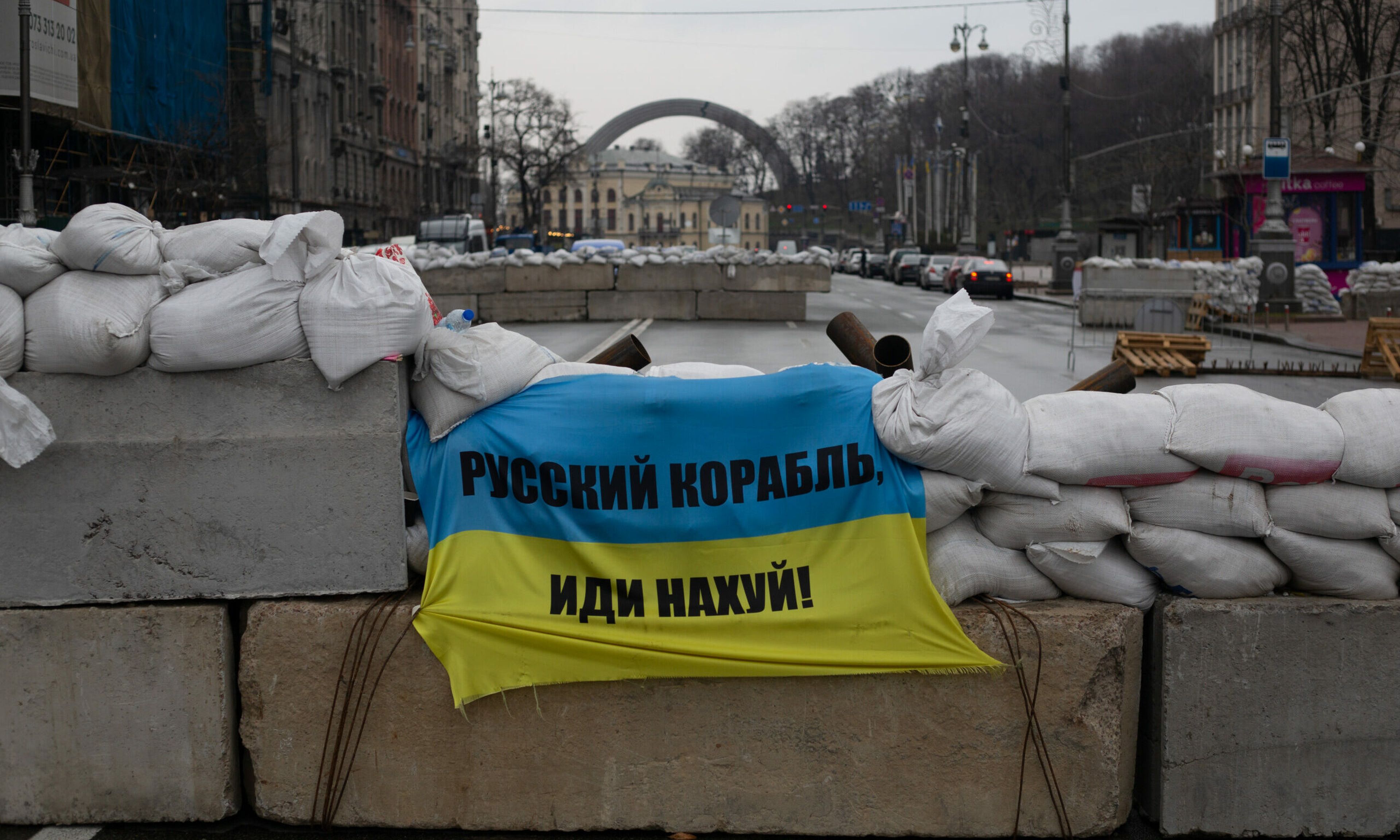 KYIV, UKRAINE &#8211; MARCH 30: A view of the Ukrainian flag with a signature &#8220;Russian ship, go f*ck yourself&#8221; as seen on the checkpoint in the Independence Square on March 30, 2022 in Kyiv, Ukraine. Local officials reported fresh attacks on the outskirts of Kyiv, despite yesterday&#8217;s announcement from Russia that it would &#8220;r...