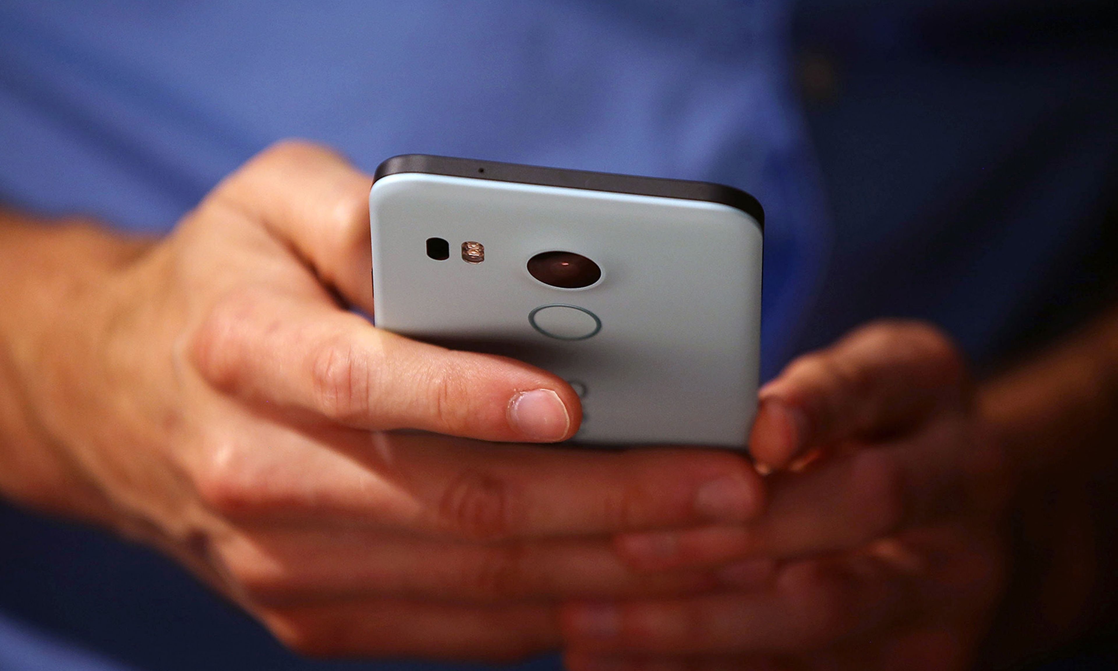 An attendee inspects the Nexus 5X phone during a Google media event on Sept. 29, 2015, in San Francisco. (Photo by Justin Sullivan/Getty Images)