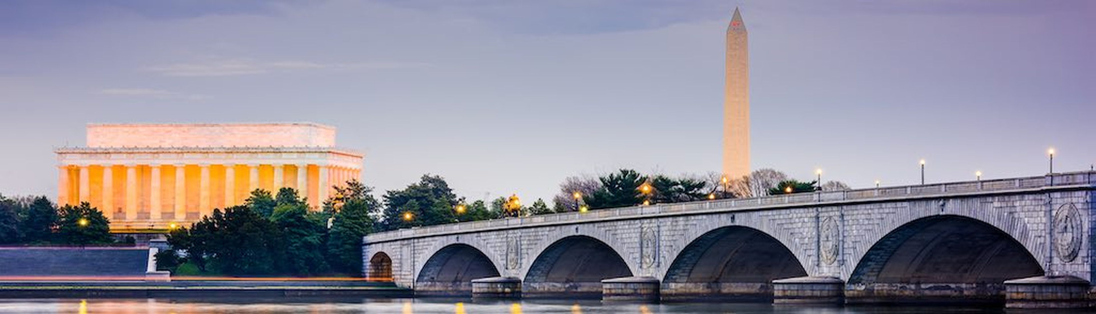 Washington DC, USA skyilne on the Potomac River with Lincoln Memorial, Washington Memorial, and Arlington Memorial Bridge. (Washington DC, USA skyilne on the Potomac River with Lincoln Memorial, Washington Memorial, and Arlington Memorial Bridge., ASC