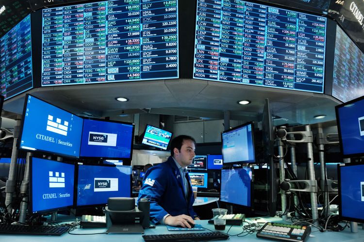 Traders work on the floor of the New York Stock Exchange (NYSE) on June 14, 2022 in New York City. The SEC
 is delaying the finalization of new incident reporting regulations for publicly traded companies until October 2023. (Photo by Spencer Platt/Getty Images)